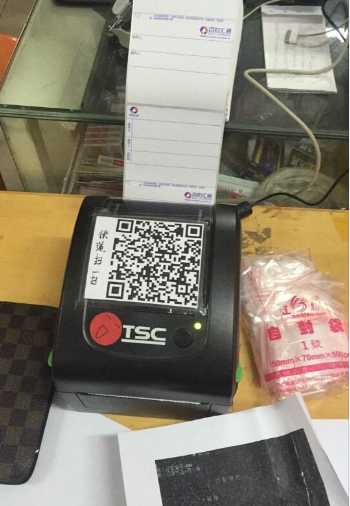 流水線上配條碼打印機提升工作效率。